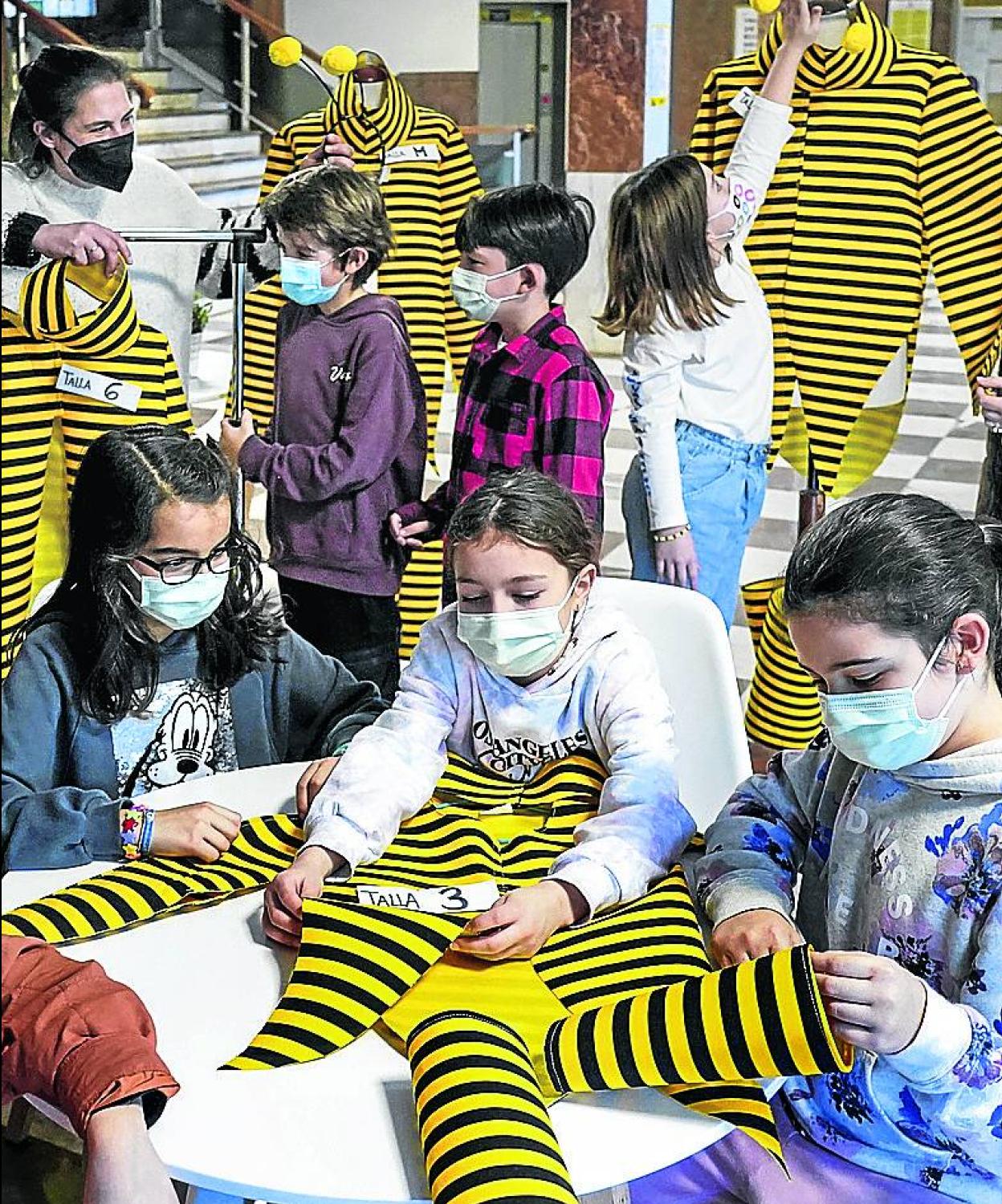 Los niños de San Viator reciben sus disfraces de avispa.