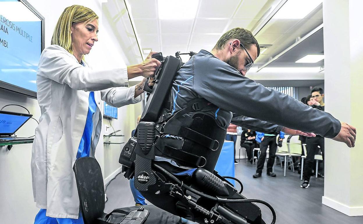 Un paciente prueba un exoesqueleto en las instalaciones de la Asociación de Esclerosis Múltiple de Bizkaia.