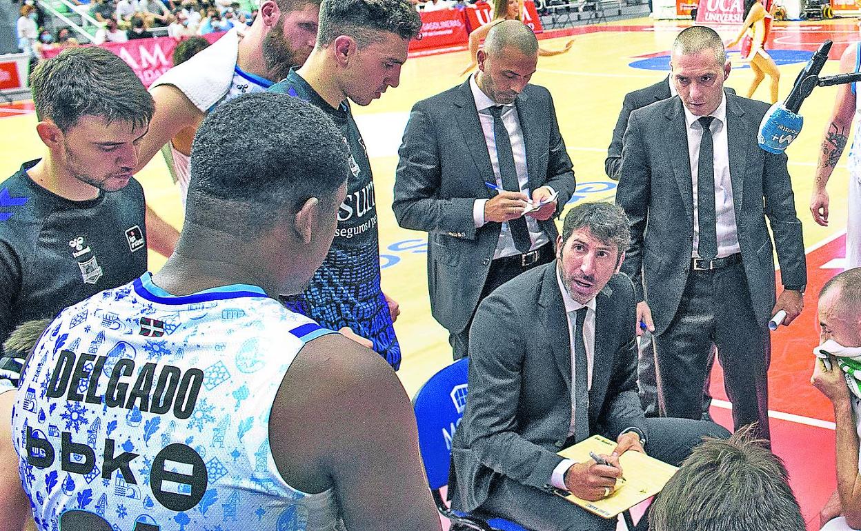 Mumbrú da instrucciones a sus jugadores en un partido esta temporada. 