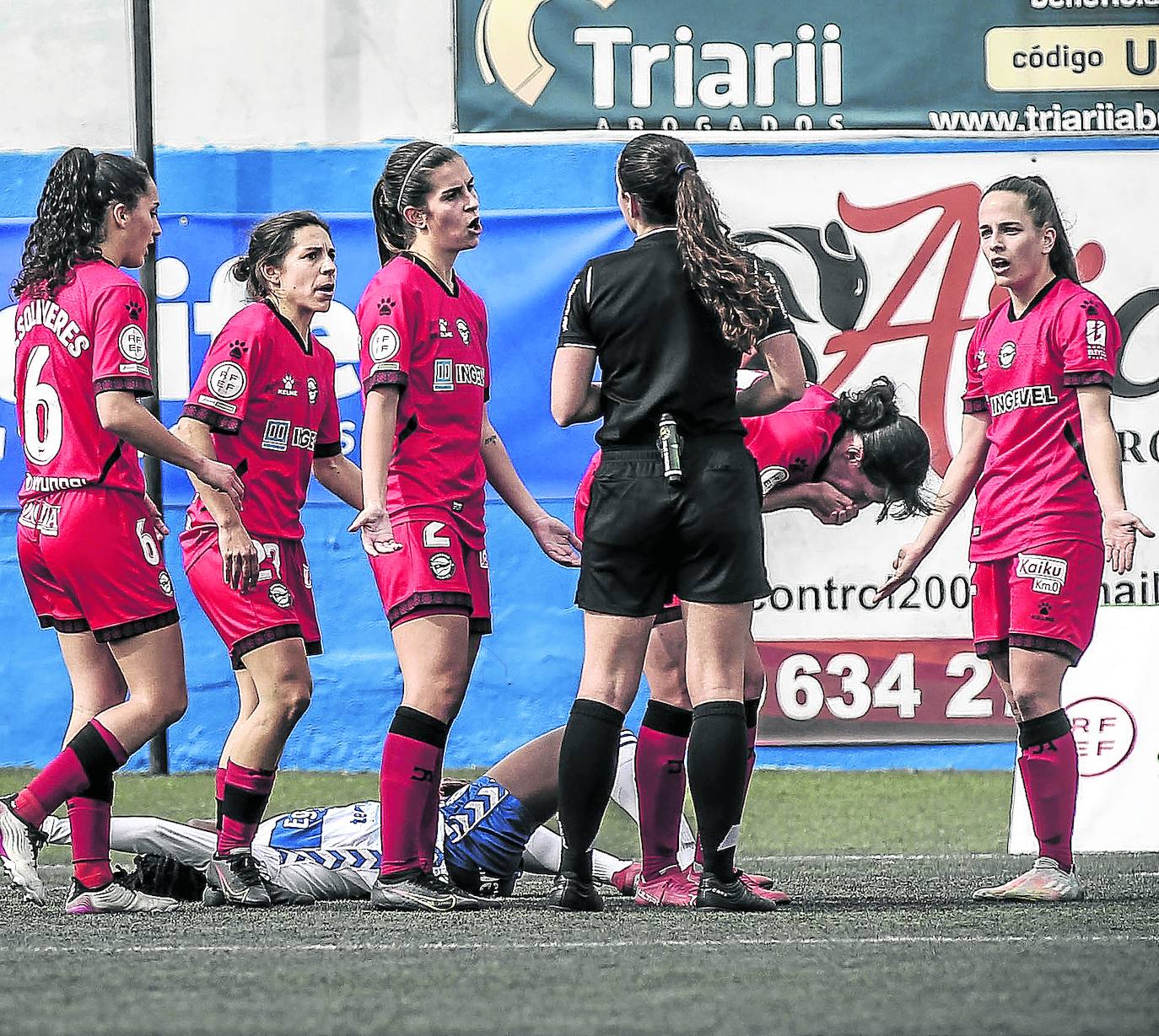 Jugadoras del Alavés protestan a la colegiada por el penalti pitado en contra cuando el partido consumía el descuento.