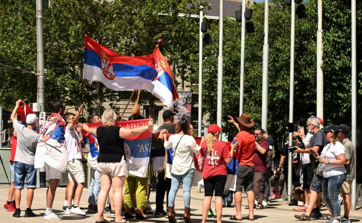 Partidarios de Novak Djokovic protestan en Melbourne. 