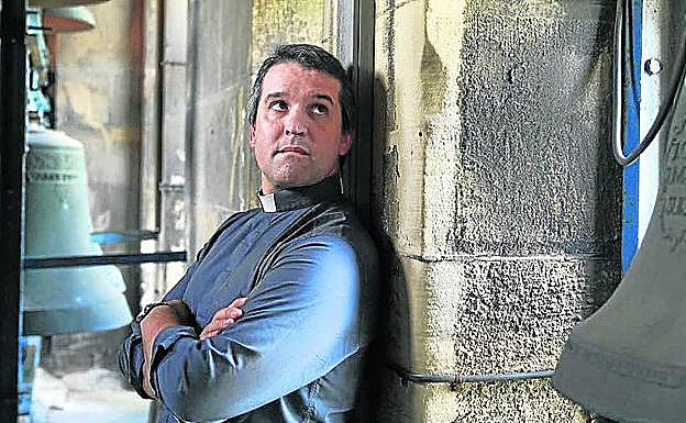 El sacerdote Carlos Olabarri.