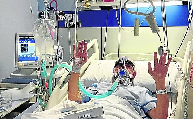 Rodeado de tubos, sueros, con mascarilla y monitorizado. 