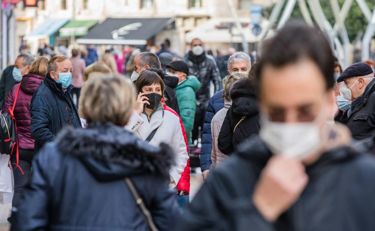 Ciudadanos pasean por el centro de Vitoria.