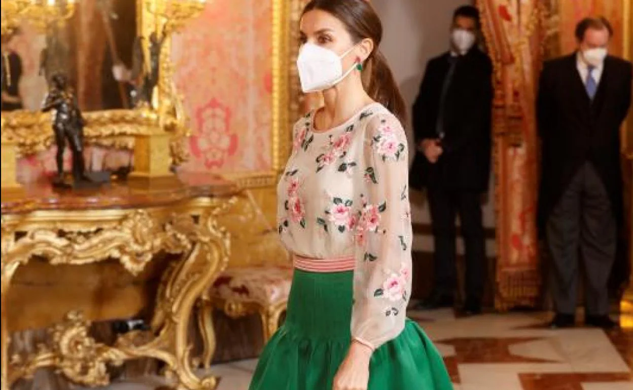 Letizia vuelve a coger ropa del vestidor de su suegra | El Correo