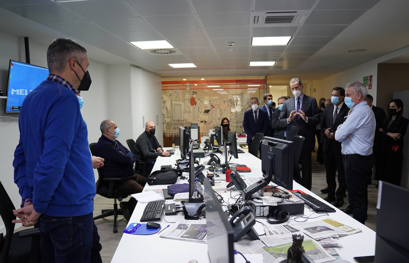 El Rey recorrió todos los espacios de la nueva sede de EL CORREO.