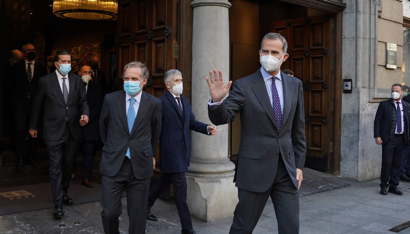 La comitiva abandona el edificio Sota de la Gran Vía. 