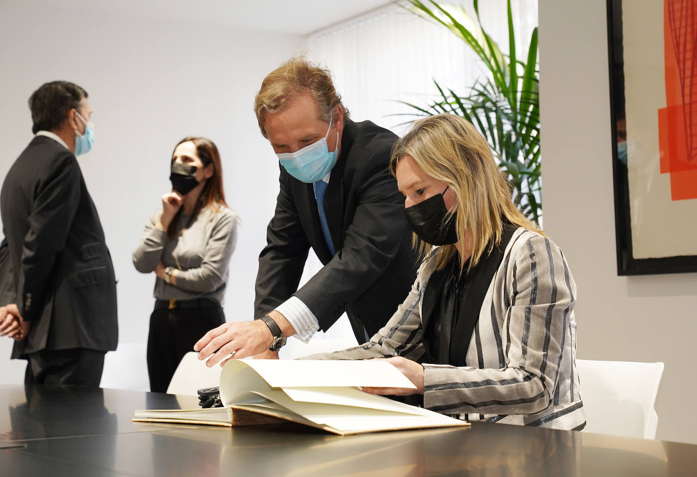 Ana Otadui (presidenta de las Juntas de Bizkaia) firma en el libro de visitas.