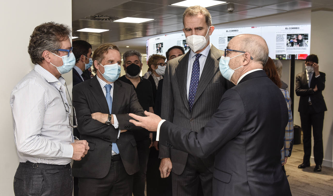 Felipe VI conversa con Manu Alvarez, Ignacio Ybarra y José Miguel Santamaría.