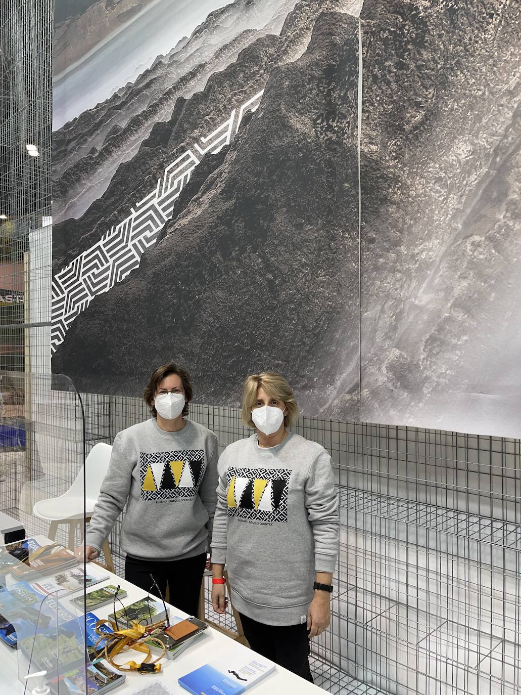 Fotos: Adiós tacones, hola sudaderas: así son los uniformes que representan a Euskadi en Fitur 2022