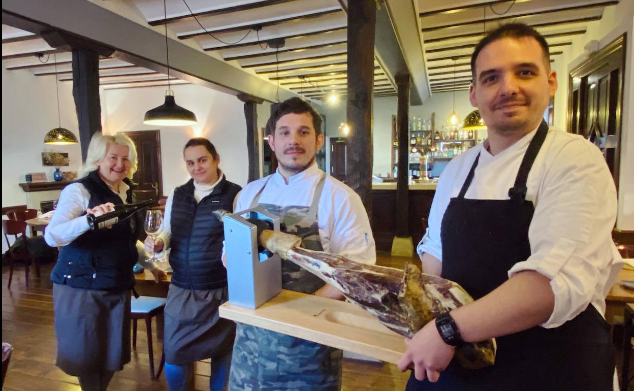 El equipo del Gaztañaga posa en el restaurante.