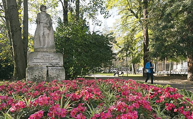 La efigie de Manuel Iradier se alza en el parque de La Florida.