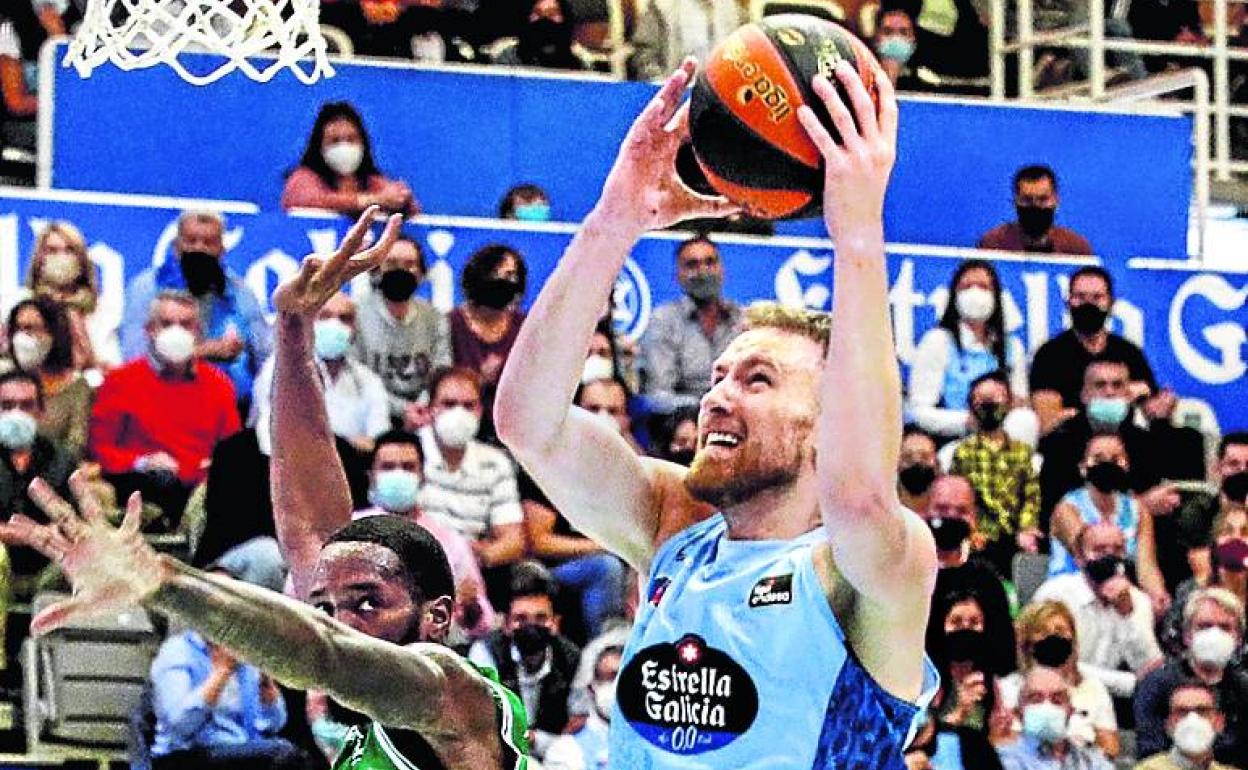 Musa culmina una entrada a canasta durante el duelo ante el Betis