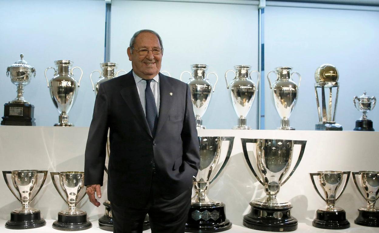 Paco Gento posa en 2016 en la sala de trofeos del Real Madrid.