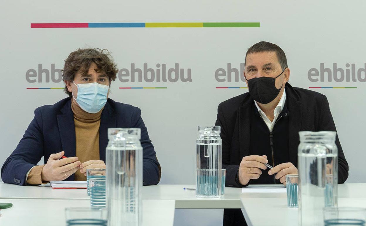 Andueza y Otegi, durante la reunión que han mantenido esta mañana en la sede de EH Bildu en Bilbao.