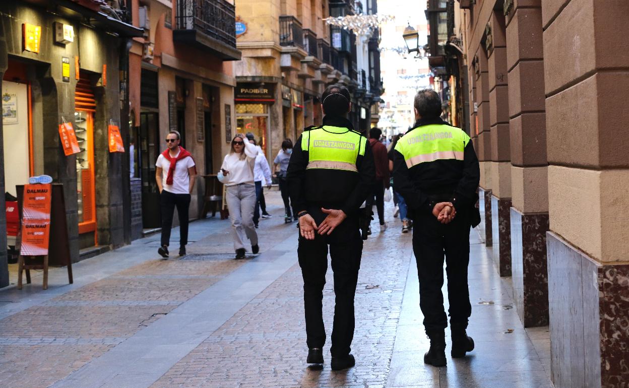 Una patrulla vigila el Casco Viejo de Bilbao. 