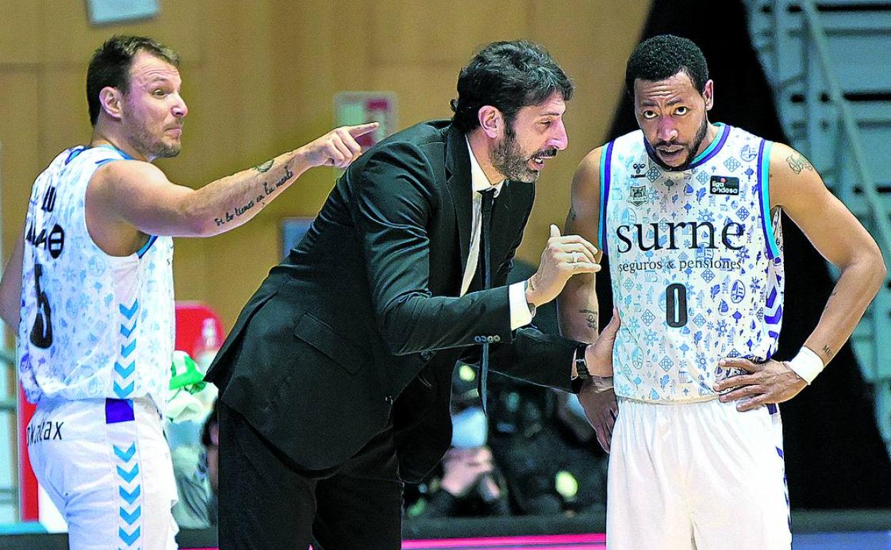 Álex Mumbrú da instrucciones a Andrew Goudelock y Rafa Luz en el partido en casa del Obradoiro. 