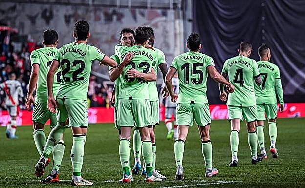 El Athletic pisa fuerte en Vallecas