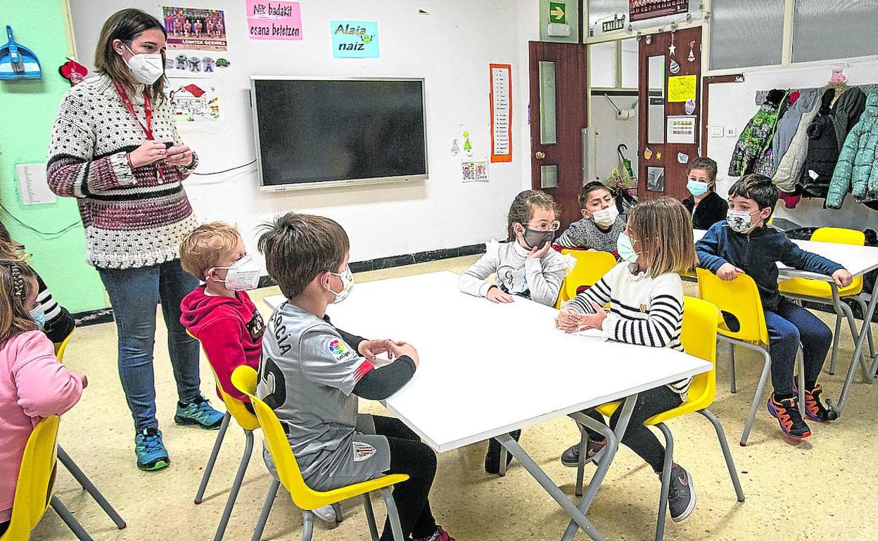 Antes de las vacaciones de Navidad, y con una incidencia cuatro veces menor, se llegaron a contabilizar 460 clases confinadas en Euskadi, el récord de toda la crisis. 