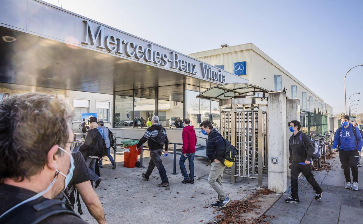 Entrada de trabajadores en la planta de Mercedes-Benz en la capital alavesa.