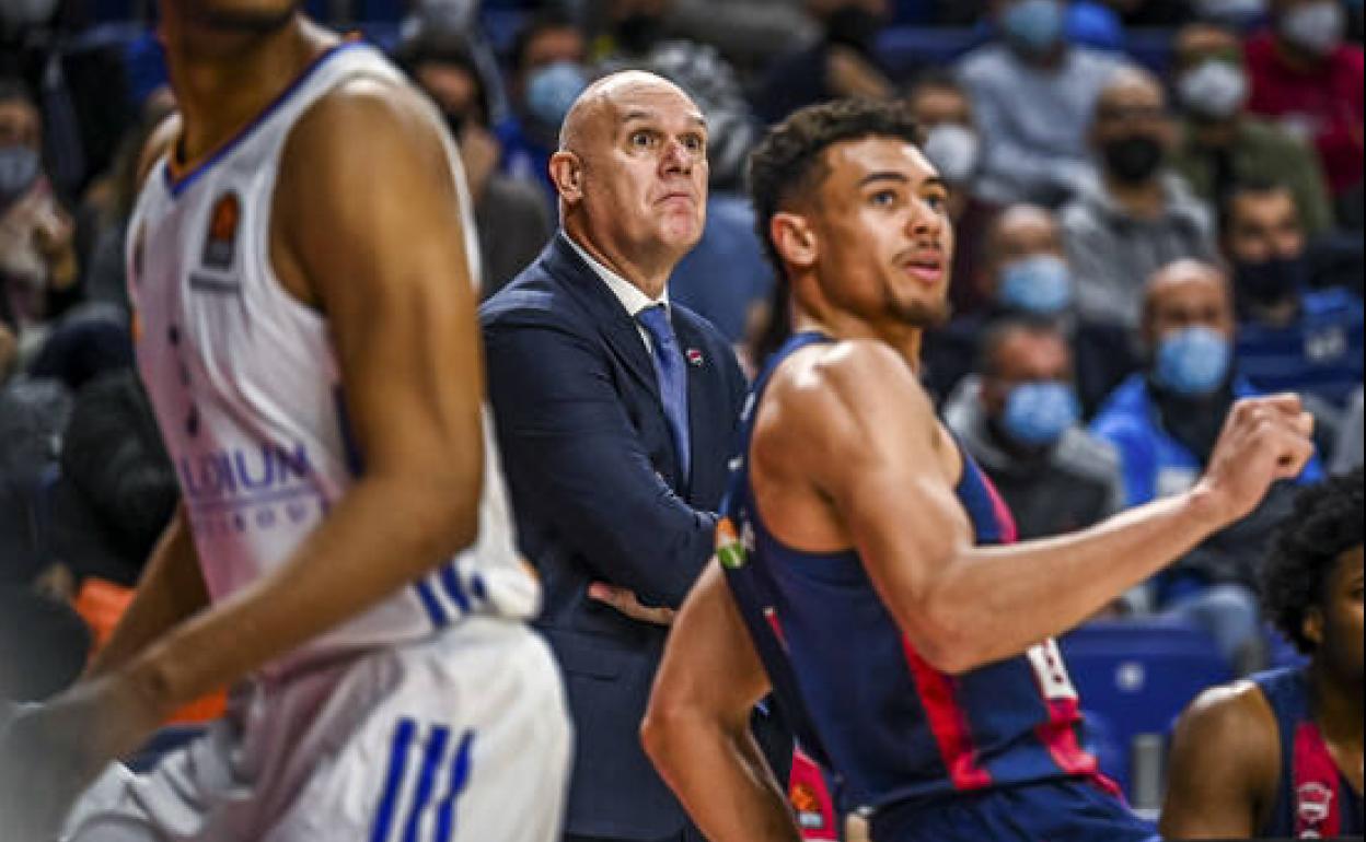 Spahija y Baldwin observan atentamente una acción del último duelo de Euroliga en Madrid