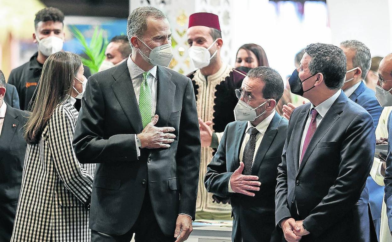 Los Reyes visitaron ayer el stand de Marruecos tras la inauguración de Fitur, en un gesto más para dejar atrás la crisis diplomática con el país africano. 