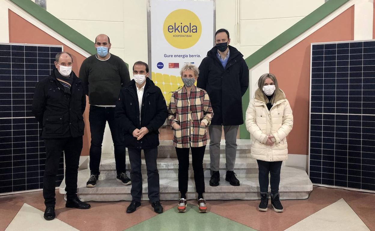 El director del Eve, Iñigo Ansola, junto a los alcaldes de Etxebarria, Berriatua, Markina e Ispaster.