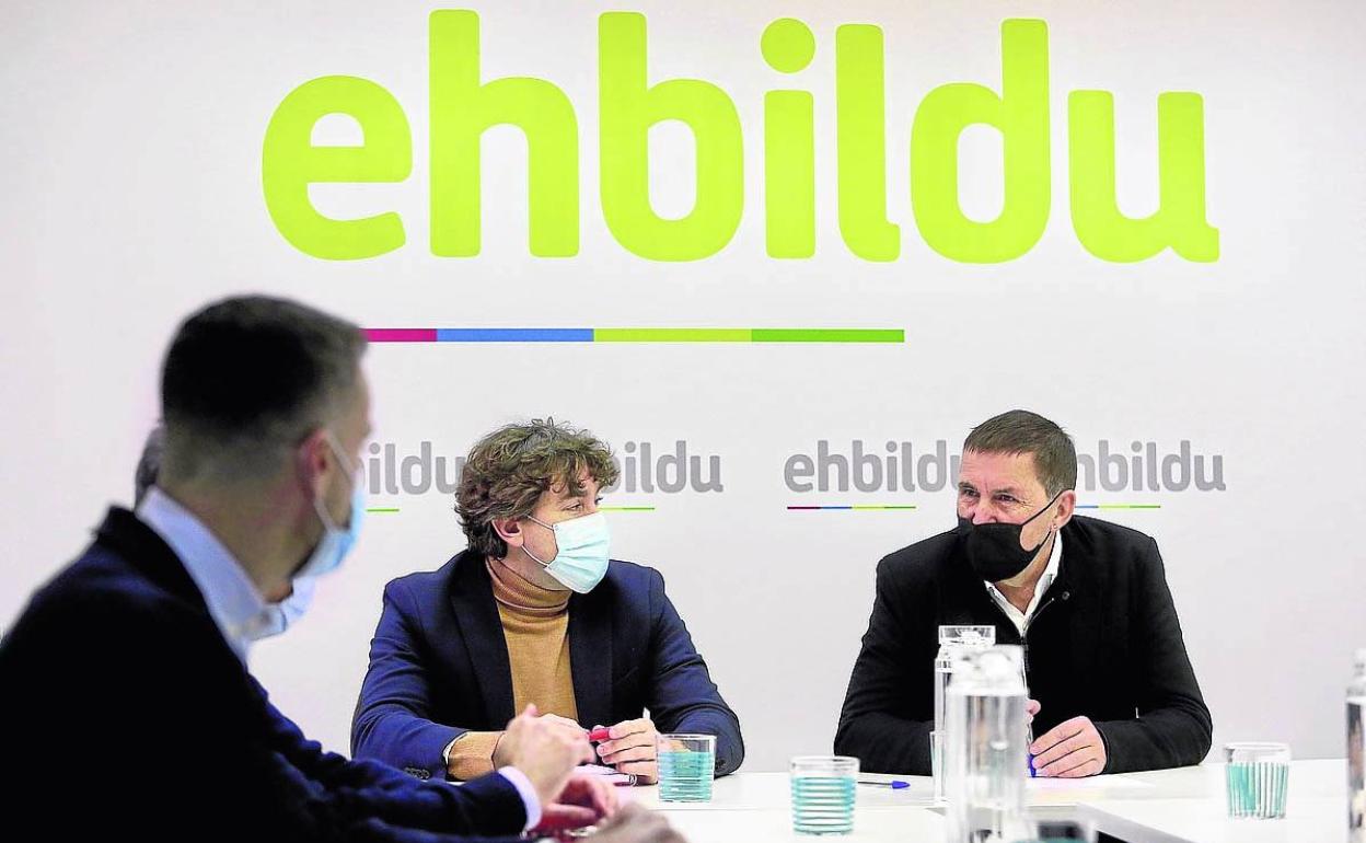 Otegi, junto a Andueza, se dirige a la delegación del PSE que visitó su sede el miércoles. 