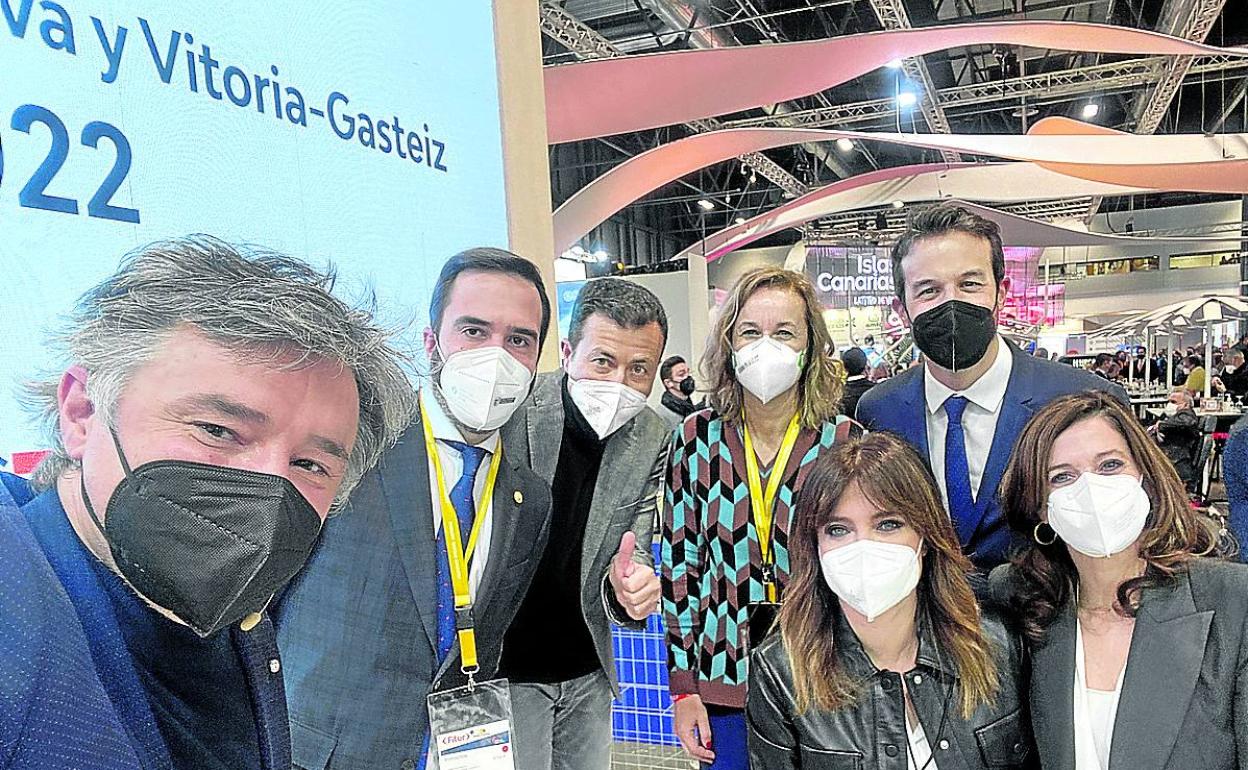 Los embajadores de Vitoria y Álava junto a Fiestras, González y Etxebarria en Fitur. 