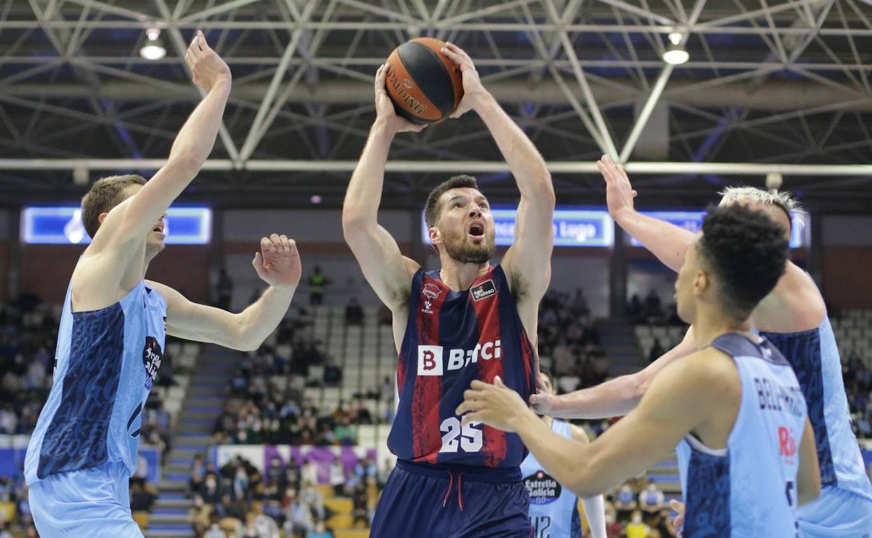 Alec Peters, durante el último encuentro baskonista ante el Río Breogán en Lugo. / 