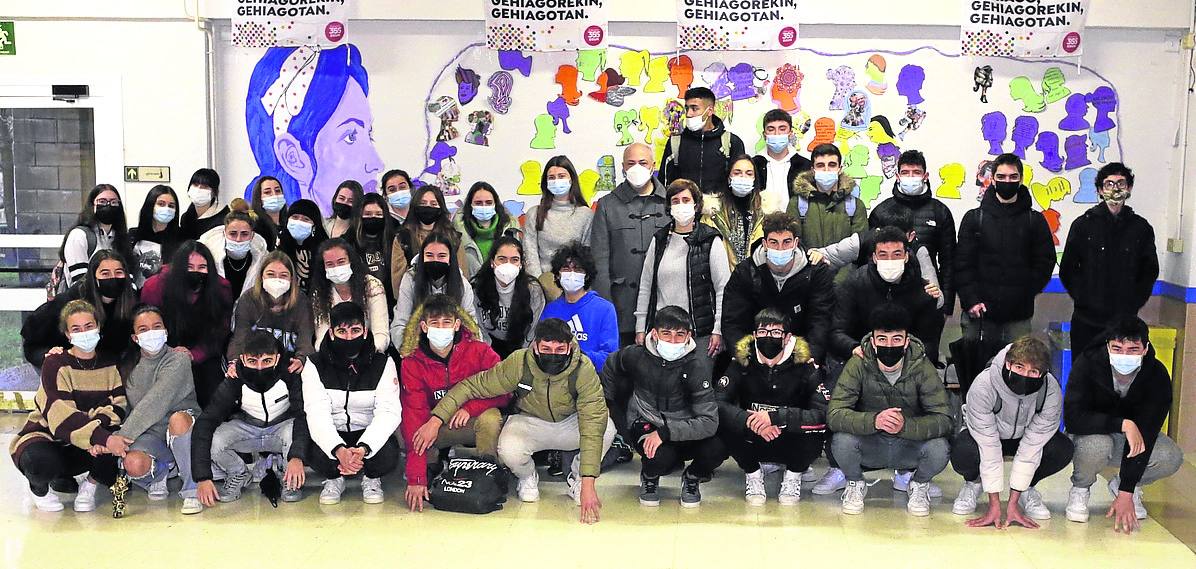Los participantes del José Miguel Barandiaran, junto a Iban Rodríguez y Zuriñe Urrestarazu. 