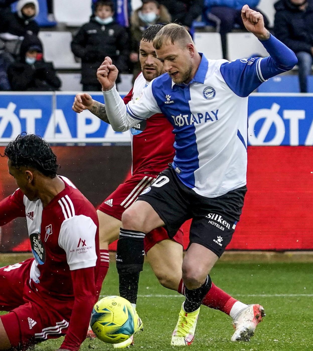 Guidetti intenta llevarse un balón en el encuentro liguero frente al Celta. 