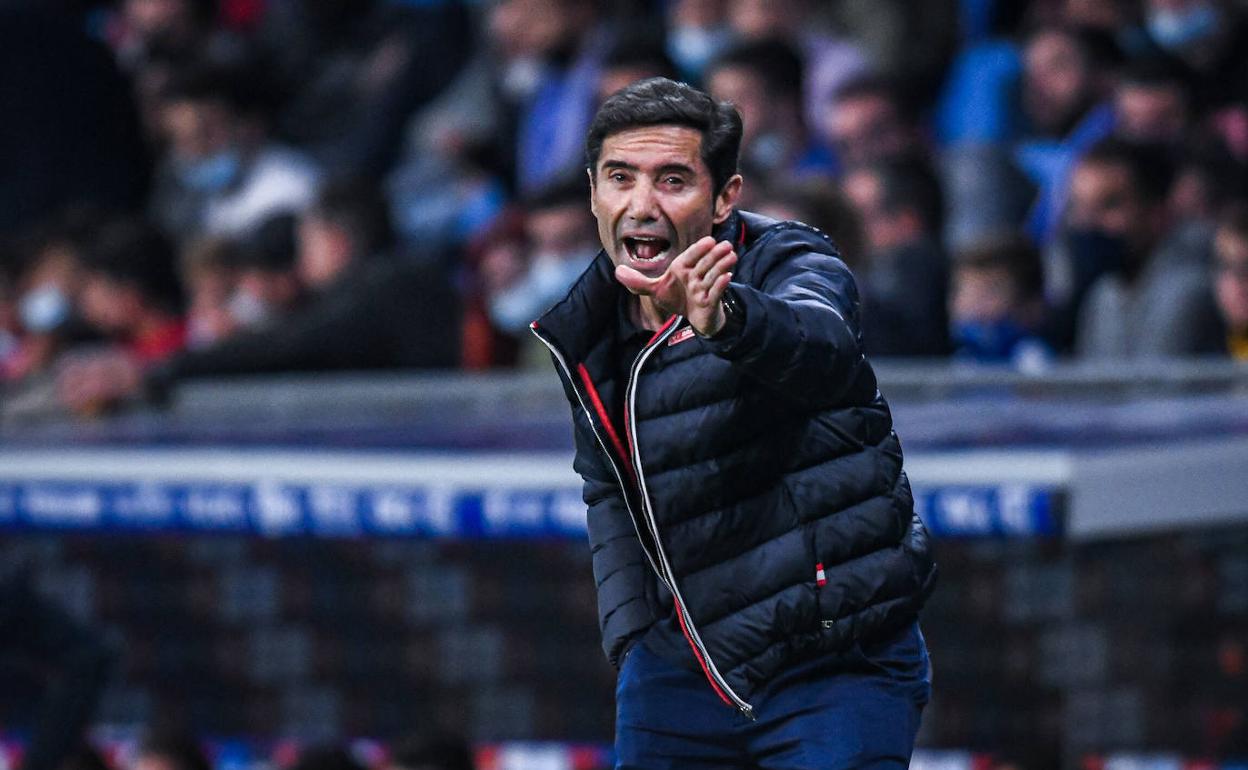 Marcelino corrige a sus jugadores en un partido de esta temporada. 