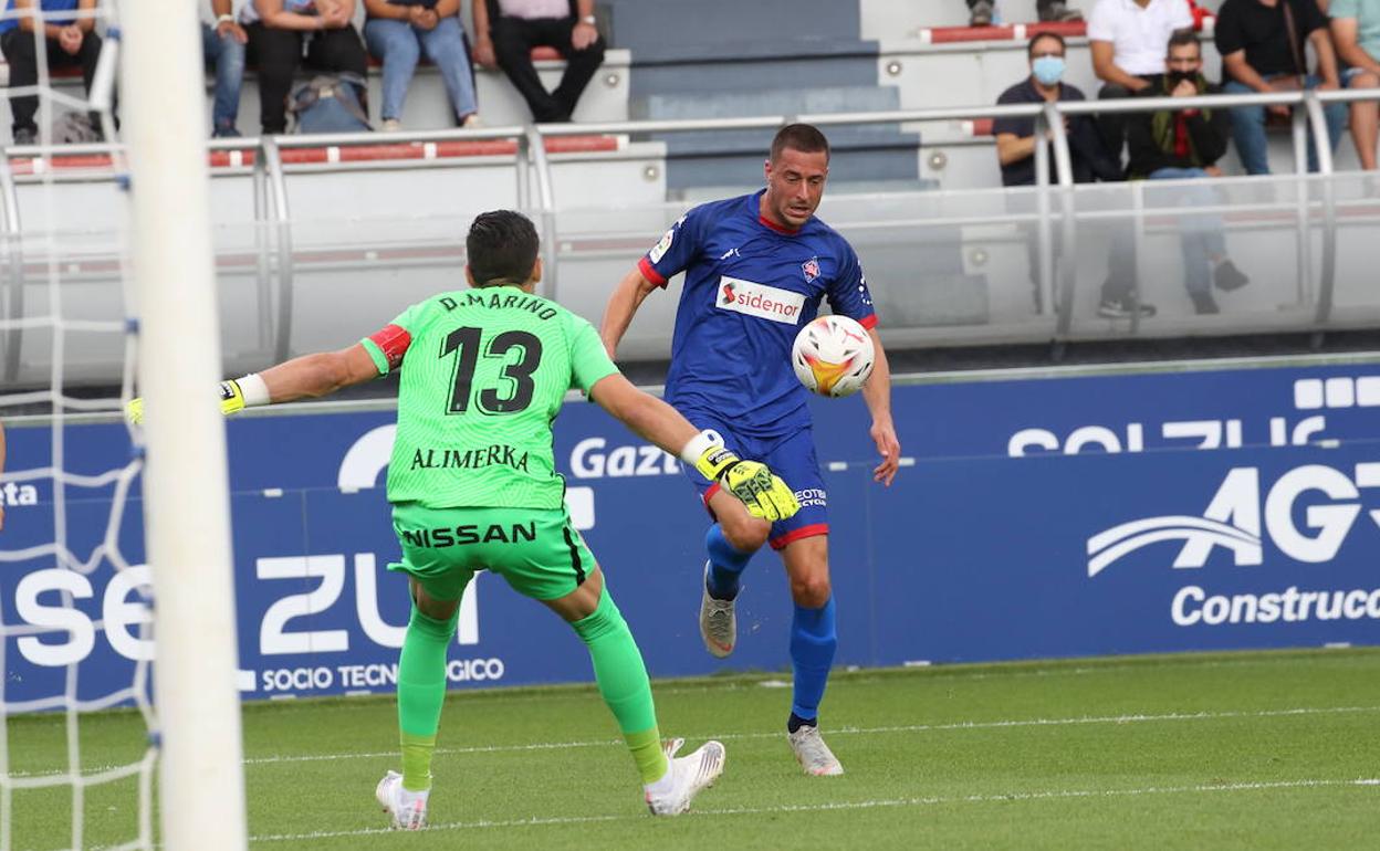 Obieta encara al meta Mariño en el choque de la primera vuelta en Lezama. 