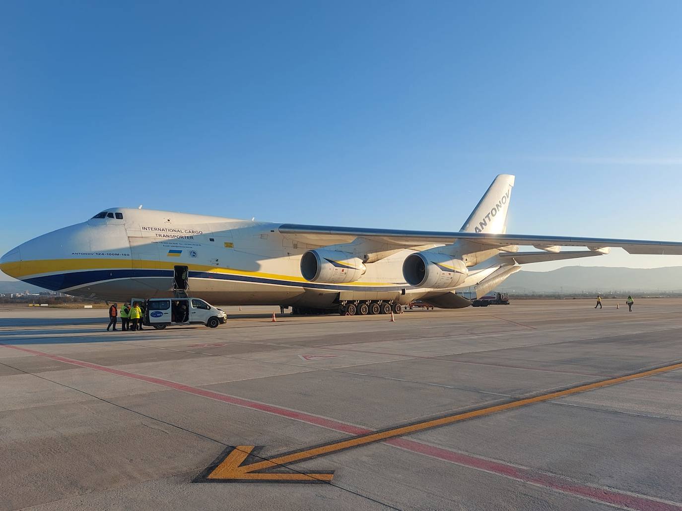 Aterriza en Foronda uno de los cuatro aviones más grandes del mundo