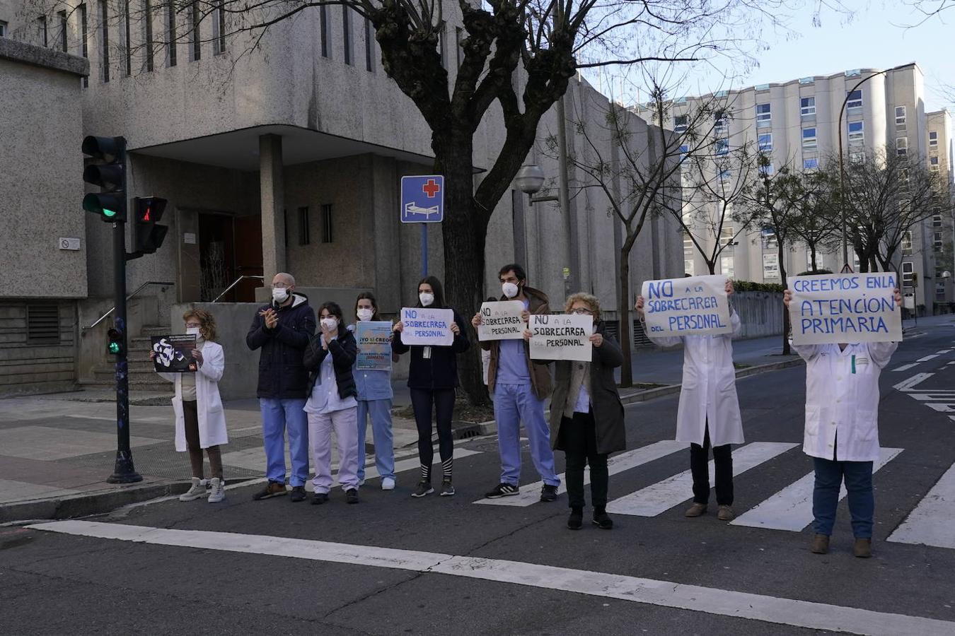 Fotos: Los sanitarios se manifiestan en Vitoria