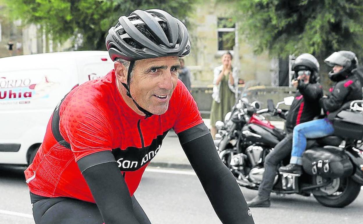 Miguel Indurain sigue andando en bici de forma habitual. 