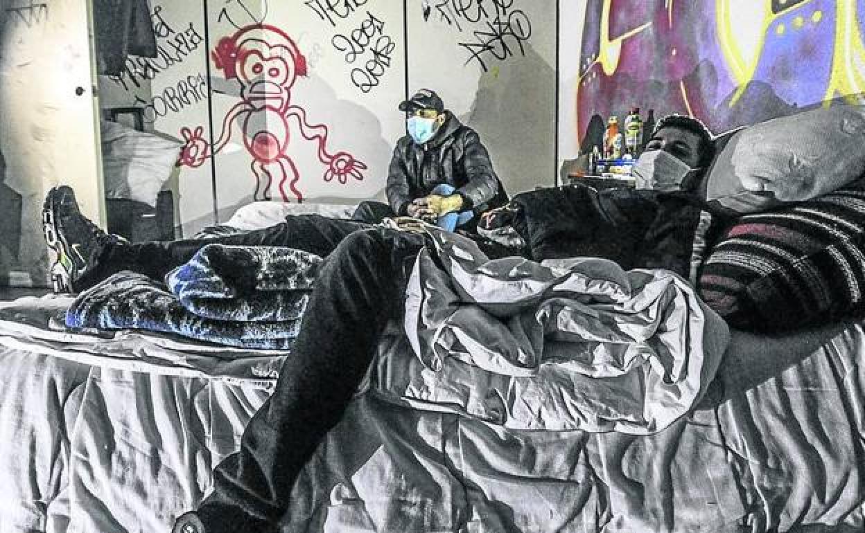 Personas 'sn techo', en la fábrica de Fournier. 