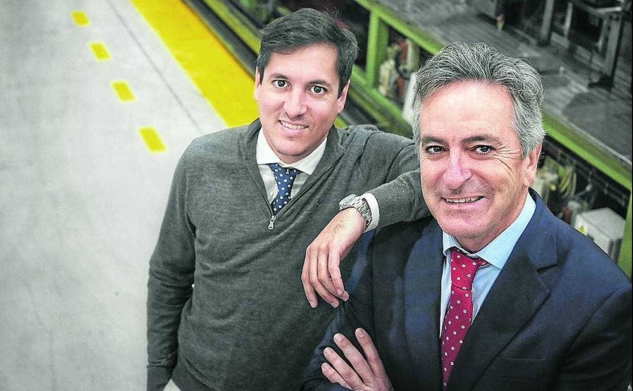 Javier Quesada, padre e hijo, posan en la fábrica de Teknia en Elorrio.