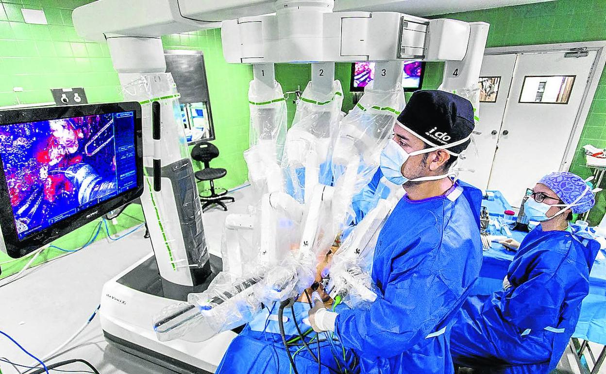 Un equipo de cirujanos de Txagorritxu, durante una intervención con el robot Da Vinci. 