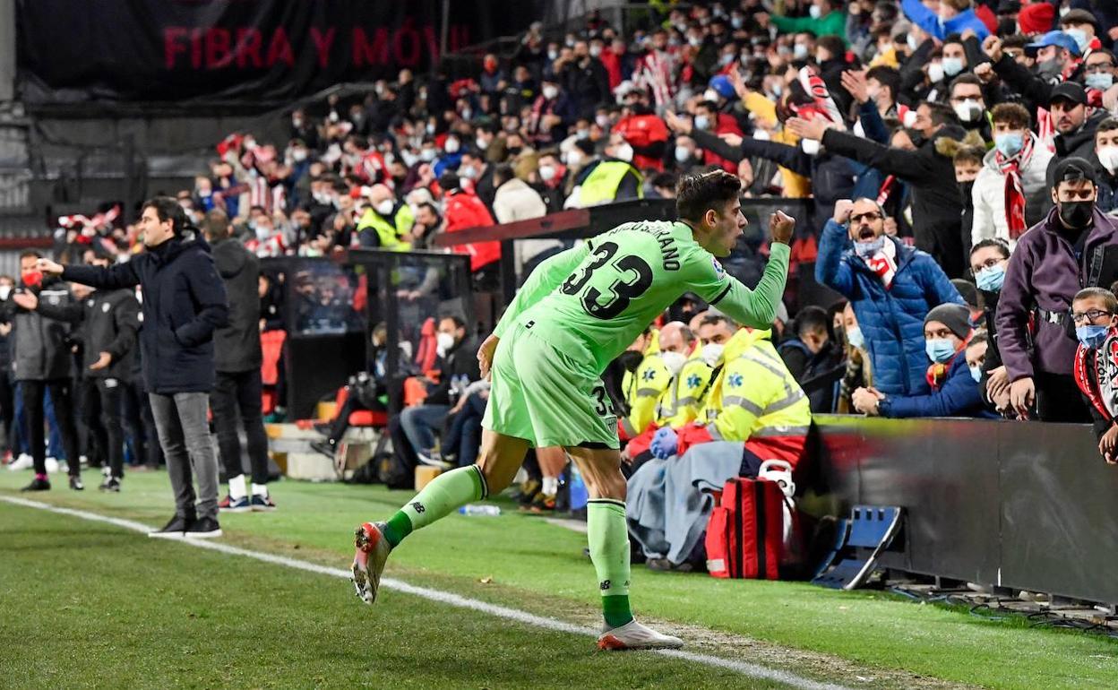 Nico Serrano festeja el gol que dio el triunfo al Athletic en Vallecas.