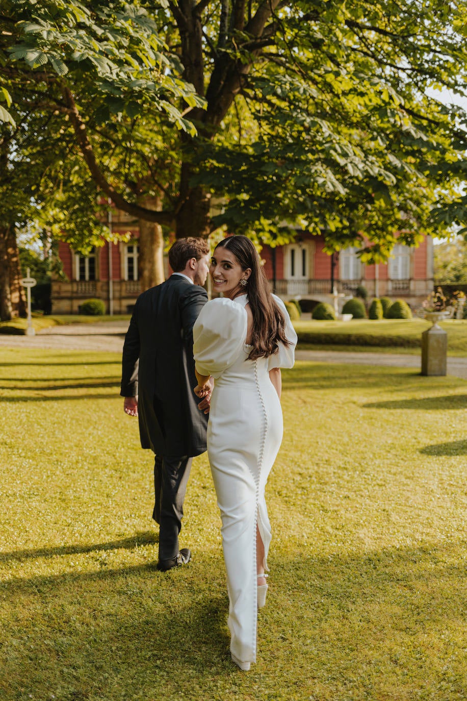 Fotos: June, la novia asturiana que se casó con una capa de 150 flores bordadas de Alicia Rueda