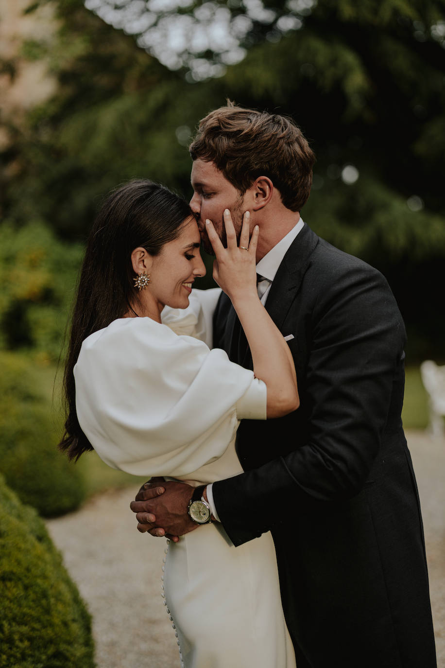 Fotos: June, la novia asturiana que se casó con una capa de 150 flores bordadas de Alicia Rueda