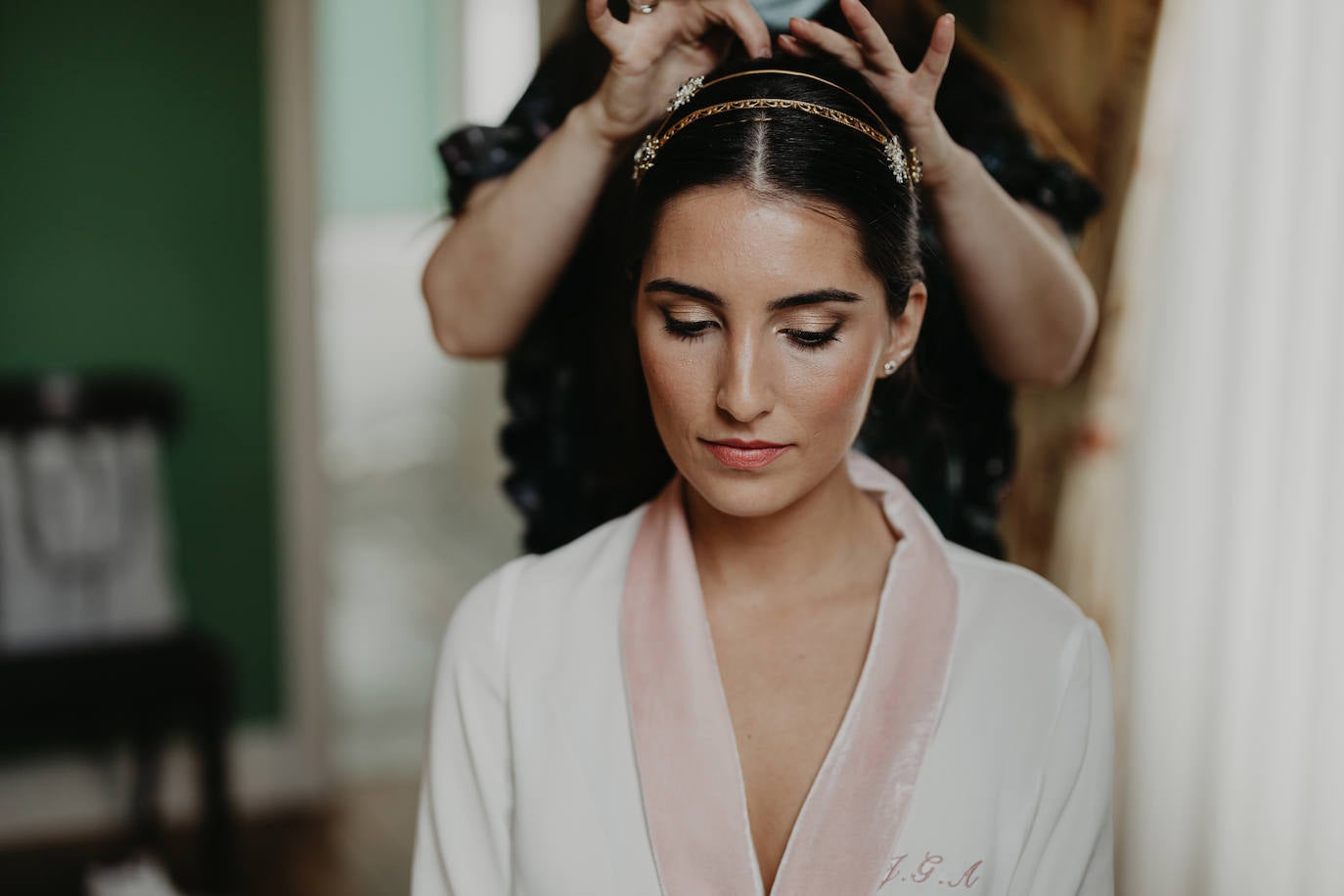 Fotos: June, la novia asturiana que se casó con una capa de 150 flores bordadas de Alicia Rueda