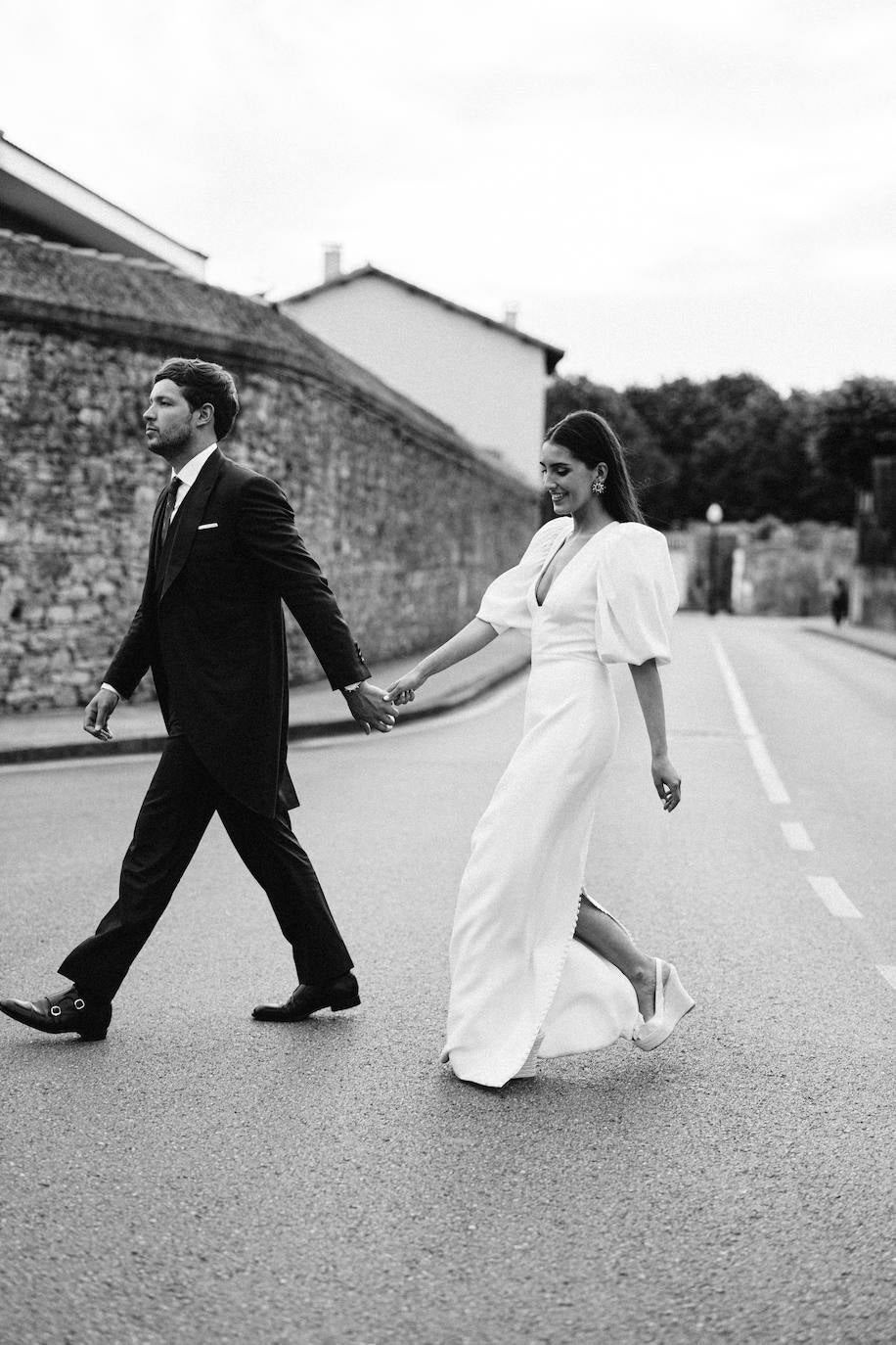 Fotos: June, la novia asturiana que se casó con una capa de 150 flores bordadas de Alicia Rueda