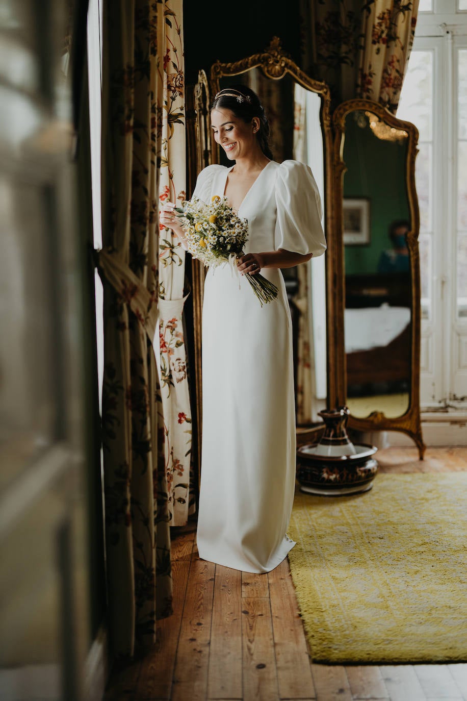 Fotos: June, la novia asturiana que se casó con una capa de 150 flores bordadas de Alicia Rueda