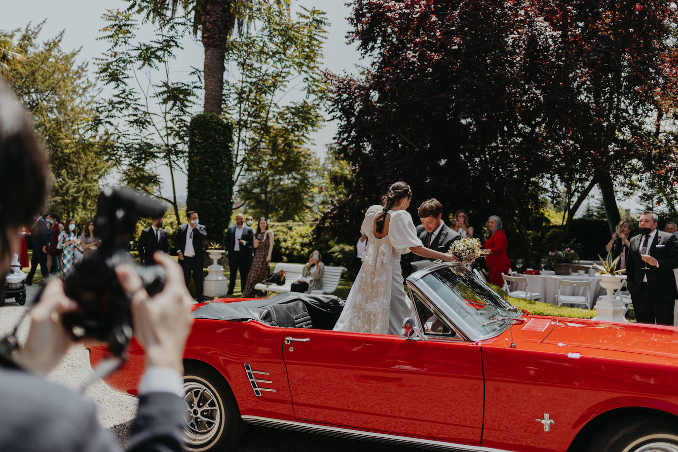 Fotos: June, la novia asturiana que se casó con una capa de 150 flores bordadas de Alicia Rueda