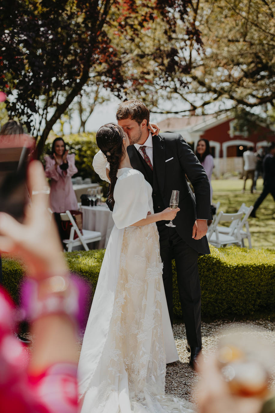 Fotos: June, la novia asturiana que se casó con una capa de 150 flores bordadas de Alicia Rueda