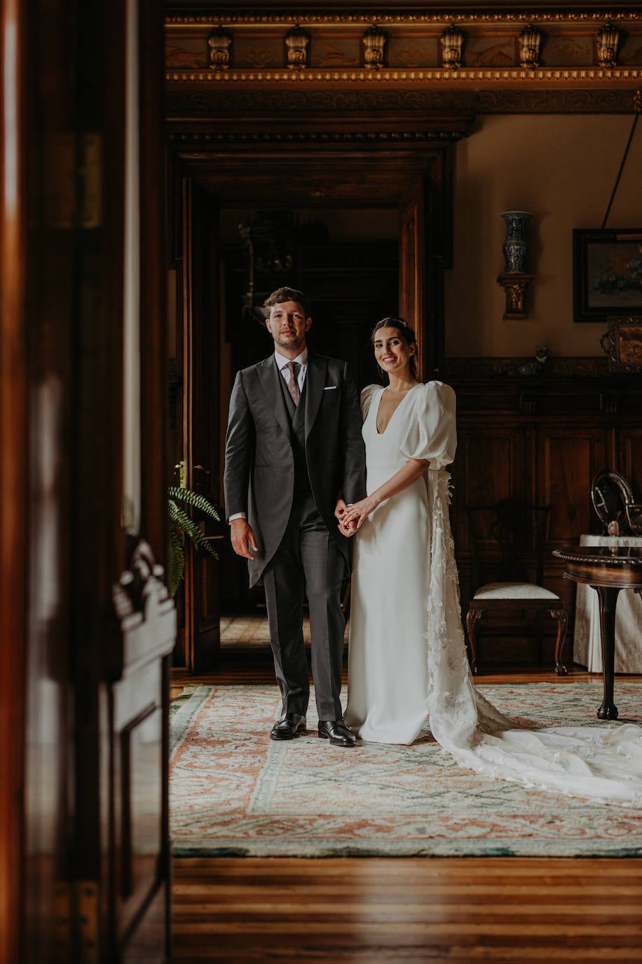 Fotos: June, la novia asturiana que se casó con una capa de 150 flores bordadas de Alicia Rueda