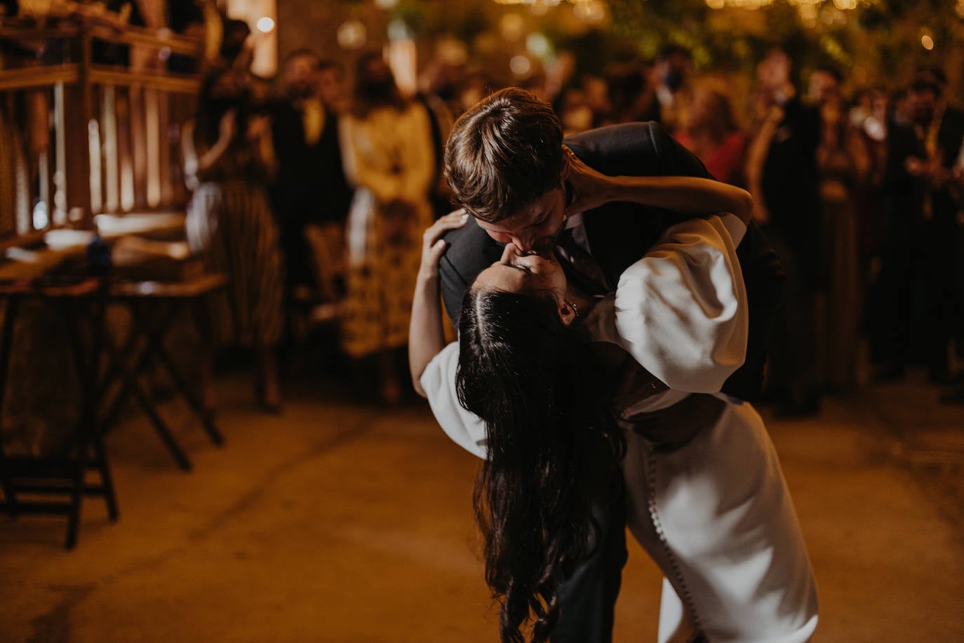 Fotos: June, la novia asturiana que se casó con una capa de 150 flores bordadas de Alicia Rueda